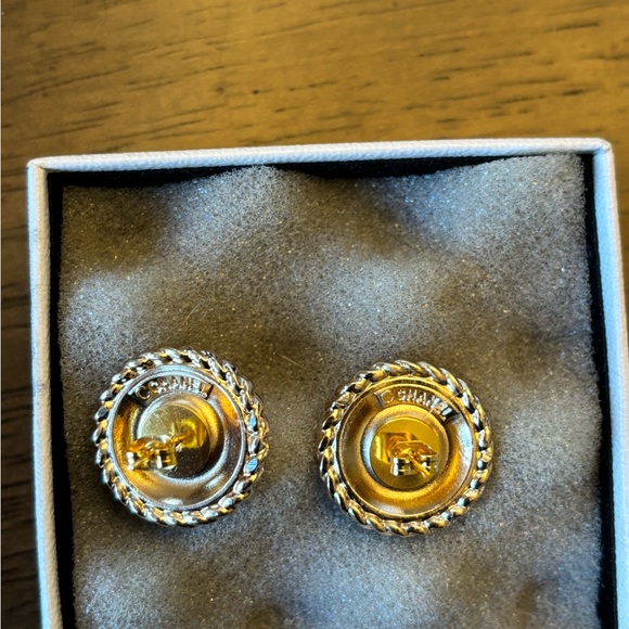 Upcycled Chanel button earrings in gold - Picture 4 of 5